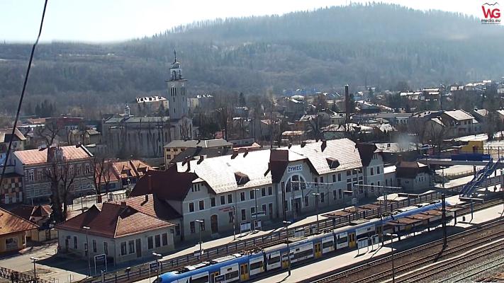Widok z Wieży Ciśnień w Żywcu, dzielnica Zabłocie. Kamera przedstawia Dworzec PKP, widoki drogi krajowej w stronę Bielska i Zwardonia, Kościół w Pietrzykowicach, jezioro Żywieckie, Górę Żar oraz Zakłady Papiernicze "SOLALI".