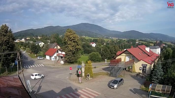 Widok z budynku OSP Lipowa w kierunku miejscowości Ostre oraz na szczyt Skrzyczne (1257 m n. p. m.)